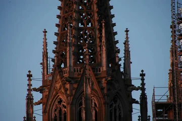 Gotische Turmspitze mit Maßwerk im Abendlicht